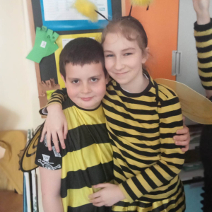 Uczniowie z klasy 2 przebrani za pszczoły