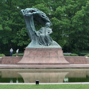 Spacer pod pomnik Fryderyka Chopina w Łazienkach Królewskich.