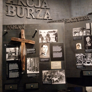 Zwiedzanie ekspozycji w Muzeum Powstania Warszawskiego.