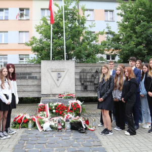 Uczniowie klasy 1A XX LO na miejskich obchodach 83. rocznicy pierwszego Transportu do KL Auschwitz