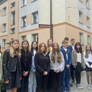 Uczniowie klasy 1A XX LO na miejskich obchodach 83. rocznicy pierwszego Transportu do KL Auschwitz