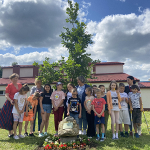 Spotkanie uczniów z klas 2a SP25 z panią Barbarą Syrek Bugaj pod Dębem Pamięci Stefana Syrka