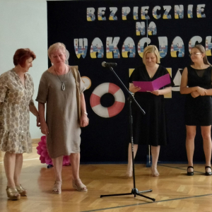 Pani Dyrektor żegna Barbarę Sulimkę - Rajzer i Małgorzatę Gackowską - nauczycielki, które odchodzą na emeryturę