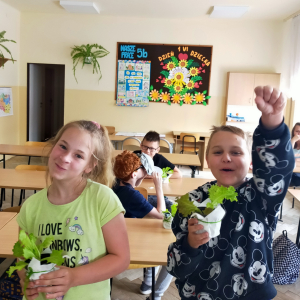 Uczniowie z klasy 5b ze swoimi sadzonkami sałaty