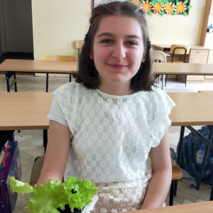 Uczennica z klasy 5b ze swoją sadzonką sałaty