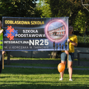 Przedstawiciele SP 25 w Tarnowie ze szkolnym banerem "Odblaskowej Szkoły"