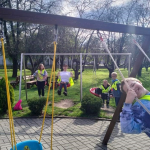 Uczniowie z klasy 6a na bawią się na terenie Domu Weselnego "Tarnowianka"