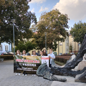 Młodzież SP25 i XXLO pod Pomnikiem Ofiar Stalinizmu.