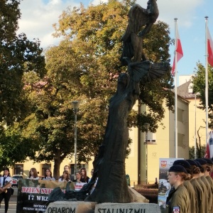 Młodzież SP25 i XXLO pod Pomnikiem Ofiar Stalinizmu podczas uroczystości patriotycznej z okazji Dnia Sybiraka.