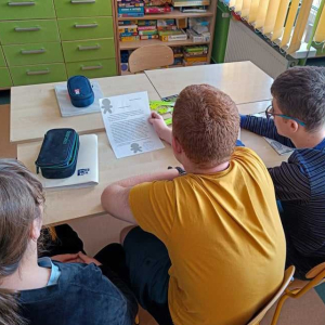 Uczniowie ze Szkoły Podstawowej Integracyjnej nr 11 w Tarnowie czytają list o odblaskach napisany przez uczniów z klasy 6a z naszej szkoły