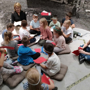 Dzieci z klasy 2 SP 25 podczas zajęć w Regionalnym Centrum Edukacji o Pamięci