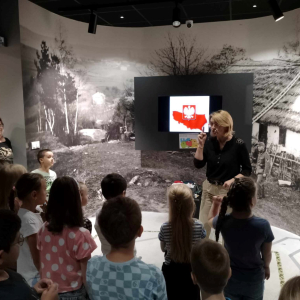 Dzieci z klasy 2 SP 25 podczas zajęć w Regionalnym Centrum Edukacji o Pamięci