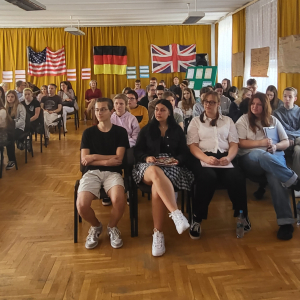 Uczniowie XX LO słuchają wykładu dr hab. Marzanny Pomorskiej.