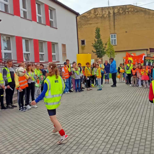 Marsz w ramach konkursu Odblaskowa Szkoła - uczniowie przed SP 25