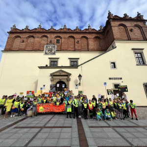 Marsz w ramach konkursu "Odblaskowa Szkoła" - wspólne zdjęcie na tle Ratusza na Rynku.