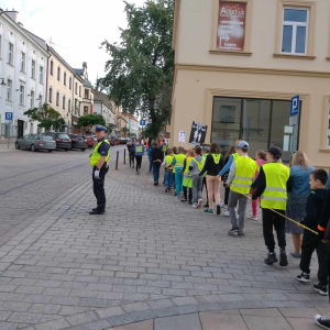 Marsz w ramach konkursu Odblaskowa Szkoła - uczniowie idą ulicą Krakowską