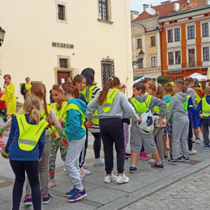 Marsz w ramach konkursu Odblaskowa Szkoła - uczniowie tańczą belgijkę na Rynku