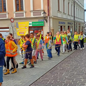 Marsz w ramach konkursu Odblaskowa Szkoła - uczniowie idą na Rynek przez Plac Kazimierza