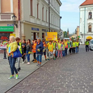 Marsz w ramach konkursu Odblaskowa Szkoła - uczniowie idą na Rynek przez Plac Kazimierza