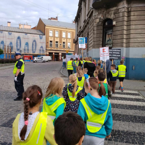 Marsz w ramach konkursu Odblaskowa Szkoła - uczniowie idą w kierunku ulicy Krakowskiej