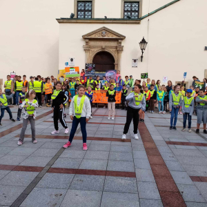 Marsz w ramach konkursu Odblaskowa Szkoła - uczniowie tańczą i śpiewają piosenkę o odblaskach na Rynku