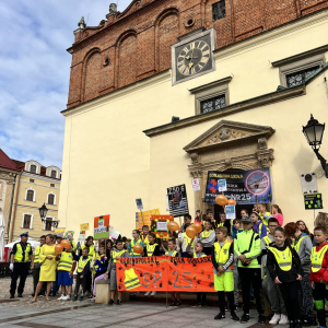 Marsz w ramach konkursu Odblaskowa Szkoła - wspólne zdjęcie na Rynku przed Ratuszem