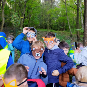 Wycieczka do Rożnowa na LEŚNĄ ŚCIEŻKĘ - uczniowie w maskach z motywami zwierzęcymi