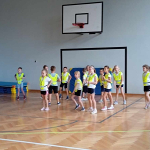 Uczniowie z klas 1, 2 i 3b podczas meczu piłki nożnej w kamizelkach odblaskowych w ramach konkursu "Odblaskowa Szkoła"