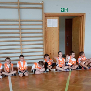 Uczniowie z klas 1, 2 i 3b podczas meczu piłki nożnej w kamizelkach odblaskowych w ramach konkursu "Odblaskowa Szkoła"