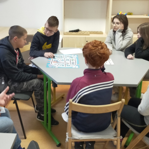 Uczniowie z klasy 6b podczas zajęć z programowania ozobotów w Bibliotece Pedagogicznej w Tarnowie