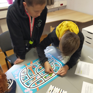 Uczniowie z klasy 6b podczas zajęć z programowania ozobotów w Bibliotece Pedagogicznej w Tarnowie