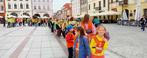 Belgijka zatańczona przez uczniów i nauczycieli SP 25 na Rynku w Tarnowie