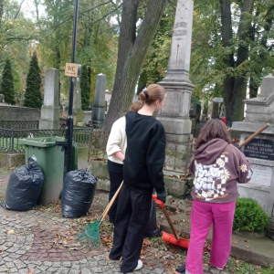 Licealiści z XX LO porządkują groby na Starym Cmentarzu w Tarnowie