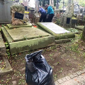 Licealiści z XX LO porządkują groby na Starym Cmentarzu w Tarnowie