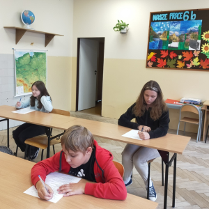 Konkurs Wiedzy z Ruchu Drogowego - kategoria klasy 4-7 - uczniowie klasy 6b podczas rozwiązywania testu