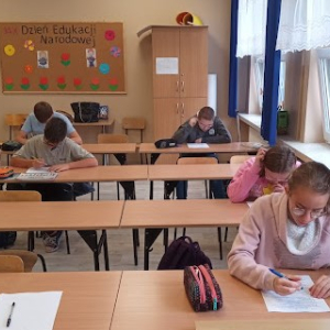 Konkurs Wiedzy z Ruchu Drogowego - kategoria klasy 4-7 - uczniowie klasy 6a podczas rozwiązywania testu