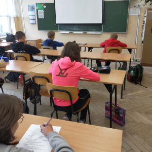 Konkurs Wiedzy z Ruchu Drogowego - kategoria klasy 4-7 - uczniowie klasy 6b podczas rozwiązywania testu