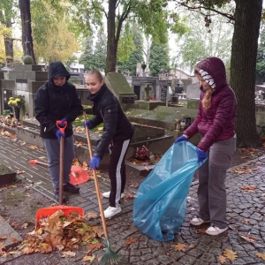 Wolontariusze z XX LO porządkują Stary Cmentarz w Tarnowie 