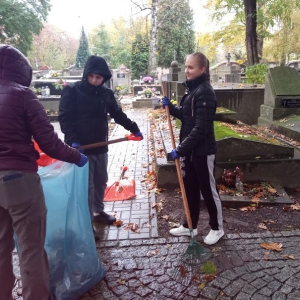 Wolontariusze z XX LO porządkują Stary Cmentarz w Tarnowie 
