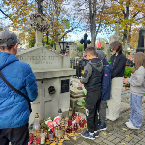 Uczniowie z klasy 6b zapalają znicze na Starym Cmentarzu w Tarnowie