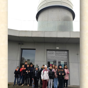 Uczniowie z klasy 6a i 6b stoją przed wejściem do Młodzieżowego Obserwatorium Astronomicznego  w Niepołomicach.