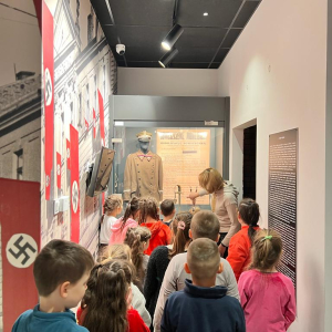 Uczniowie klasy 1. podczas lekcji muzealnej "Polak mały i duży" w Regionalnym Centrum Edukacji o Pamięci w Tarnowie