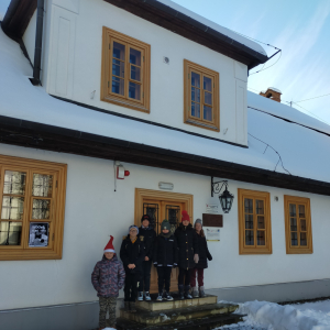 Uczniowie z klasy 6b przed wejściem do Muzeum Etnograficznego w Tarnowie