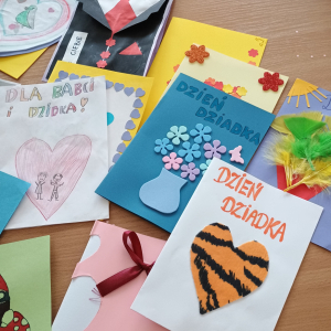 Kartki wykonane przez uczniów ZSO6 dla Seniorów ze ŚDS "Zielona Przystań" w Tarnowie