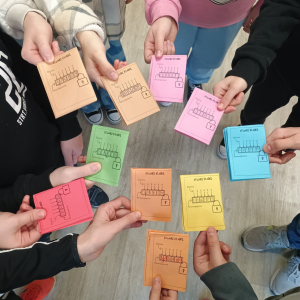 Dzień Liczby Pi w klasie 6a - uczniowie z kartami
