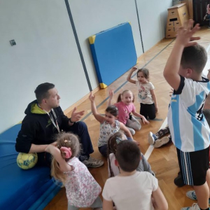 Dzieci podczas zajęć na sali gimnastycznej