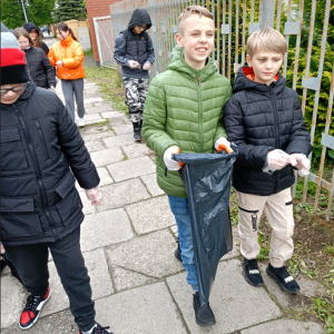 Uczniowie SZO6 podczas akcji "Posprzątajmy razem Tarnów" w ramach Dnia Ziemi
