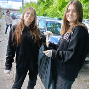 Uczniowie SZO6 podczas akcji "Posprzątajmy razem Tarnów" w ramach Dnia Ziemi
