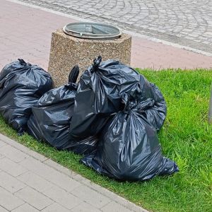 Worki ze śmieciami zebranymi podczas akcji "Posprzątajmy razem Tarnów" w ramach Dnia Ziemi