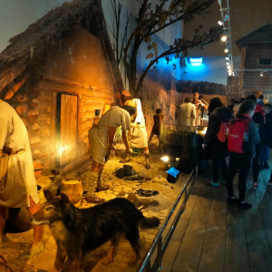 Uczniowie zwiedzają Skansen Archeologiczny "Karpacka Troja" w Trzcinicy